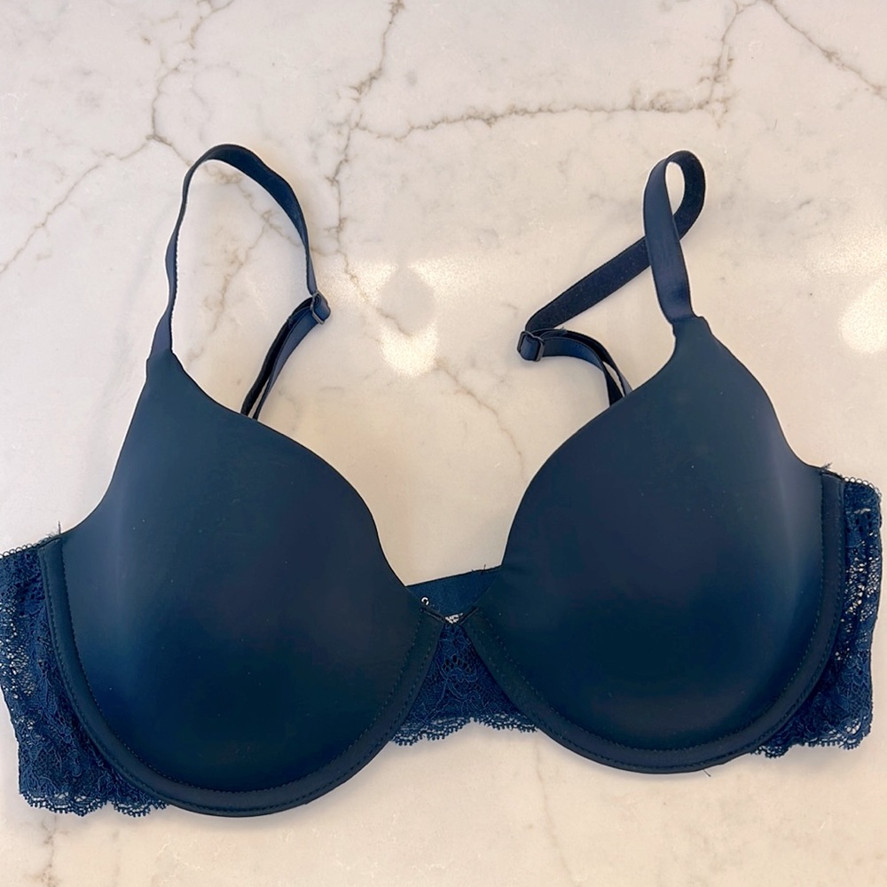 NWOT Gap Body 34c favorite tshirt bra in navy.